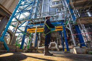 male-worker-inspection-visual-pipeline